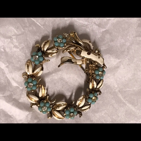 Vintage Coro Signed Wreath Brooch - Picture 2 of 7